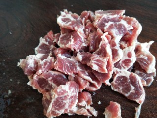牛肉炖豆腐,切成小片。