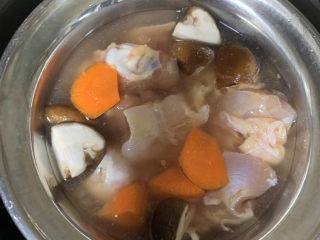 鸡腿炖香菇,将鸡腿胡萝卜香菇全部倒入碗中
