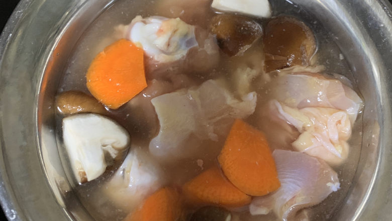 鸡腿炖香菇,加水隔水炖煮半小时