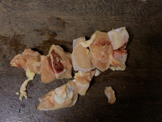鸡腿炖香菇,鸡腿改刀切成小块