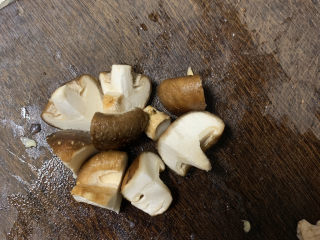 鸡腿炖香菇,香菇切成小块