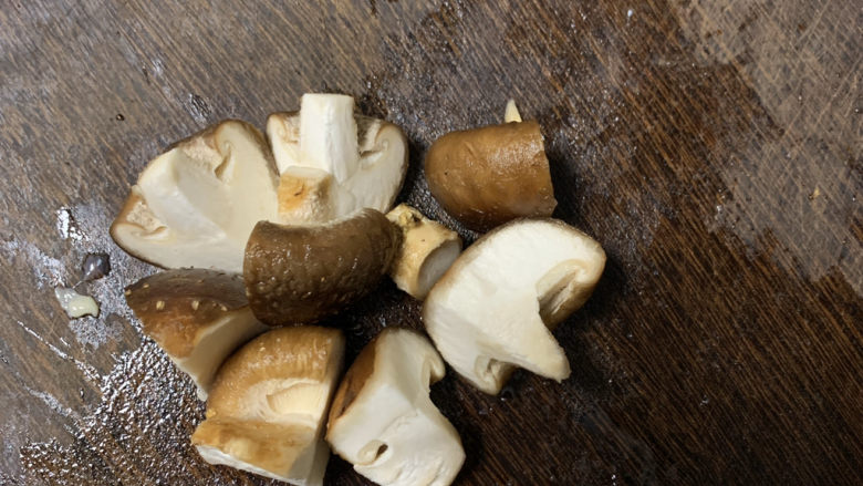 鸡腿炖香菇,香菇切成小块