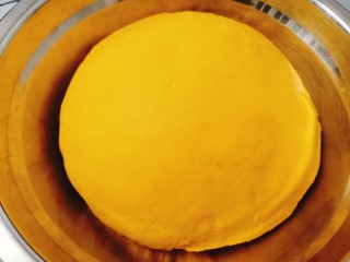 黄金小馒头,发酵好的面团揉压排气