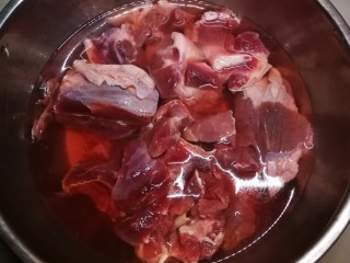 红焖牛肉,切大块  清洗干净 用花椒水浸泡1个小时