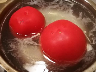 红焖牛肉,番茄用开水汆烫
