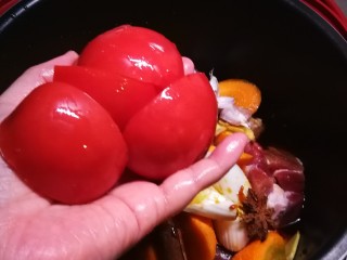 红焖牛肉,放入番茄块