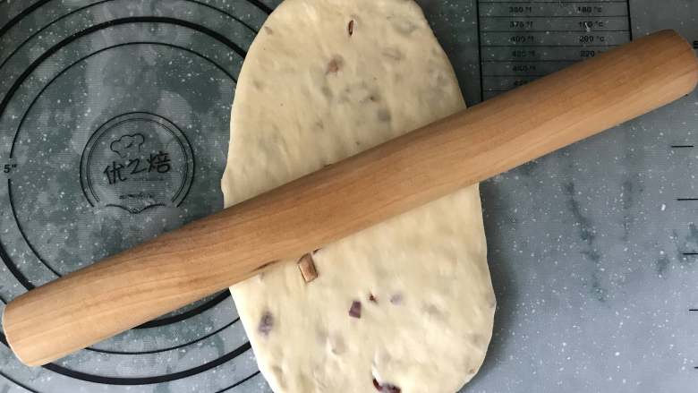 红枣面包,直接取一个面团按扁，擀成椭圆形