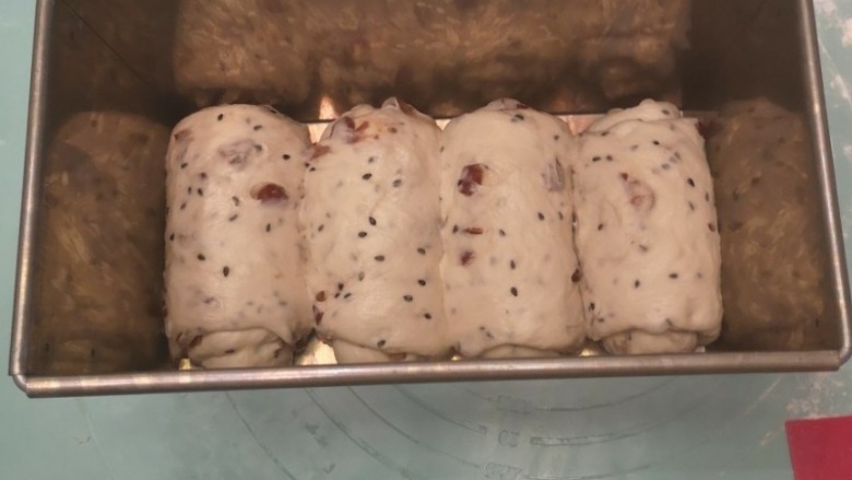 红枣面包,四个一组放入土司盒，进行二次发酵，38度