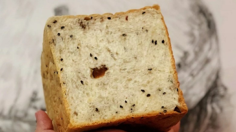 红枣面包,擀卷力道要轻柔均匀，如果面团湿度大可以配合少许手粉或许油，少许即可不可过量