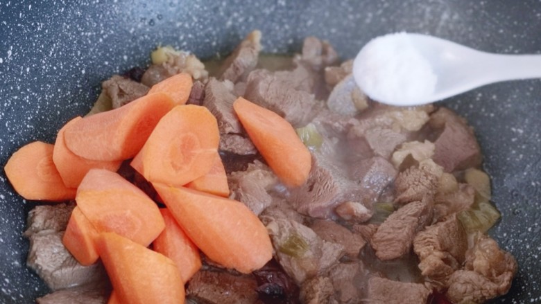 红焖牛肉,牛肉烂糊后，加入胡萝卜，盐，继续小火炖15分钟。