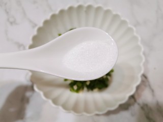 菠菜拌花生米,加少许盐后搅拌均匀备用