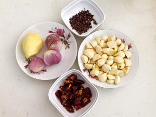 炖草鱼,准备调料：大蒜，小圆葱，鲜姜，干红辣椒段，花椒粒