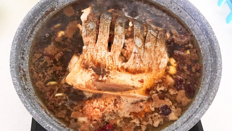 炖草鱼,给草鱼翻身，继续炖15分钟后大火收汁，不要把汤汁全部收干，要留有一定量的底汁