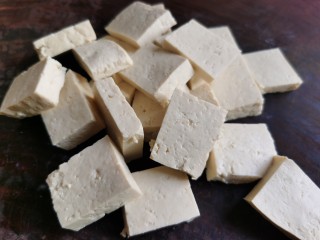 牛肉炖豆腐,将豆腐切片。