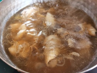 牛肉炖豆腐,我砂锅里煮的牛肉有点多，没把豆腐直接放砂锅里，单独用一个小锅盛了一些出来炖豆腐。