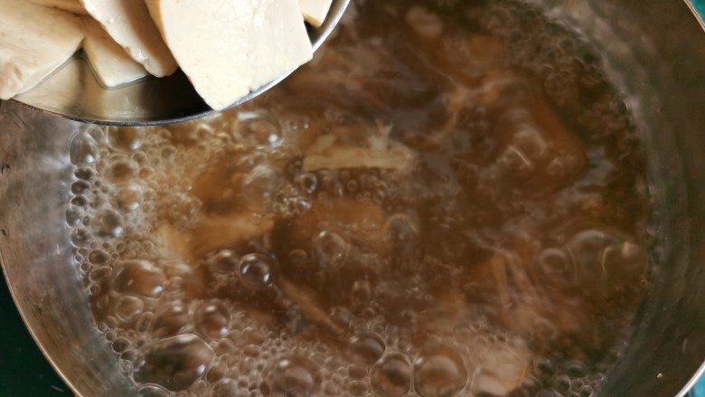 牛肉炖豆腐,将焯好水的豆腐放入牛肉汤里。