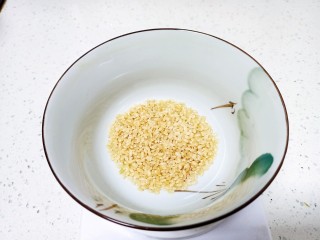 糙米、小米、紫薯粥,糙米准备好