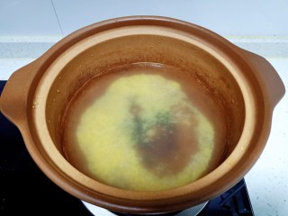 糙米、小米、紫薯粥,糙米、小米放入砂锅中，加入清水。