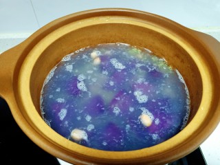 糙米、小米、紫薯粥,水开后放入花生、桂圆干、紫薯