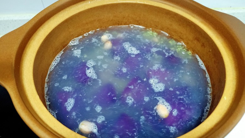 糙米、小米、紫薯粥,水开后放入花生、桂圆干、紫薯
