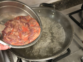 蒜苗炒猪肝➕平肝明目养血,坐锅烧水，水开下猪肝