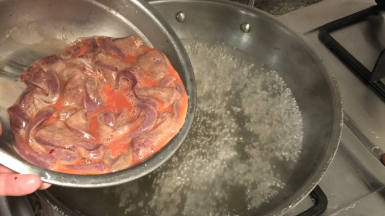 蒜苗炒猪肝➕平肝明目养血,坐锅烧水，水开下猪肝