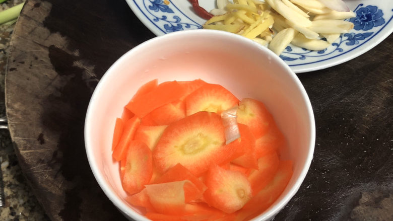 蒜苗炒猪肝➕平肝明目养血,胡萝卜削皮切片