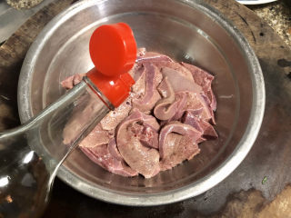 蒜苗炒猪肝➕平肝明目养血,开始腌制猪肝：泡去血水的猪肝，加一汤匙料酒