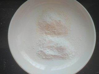 多味花生,去取一个大盘子放入适量面粉，适量淀粉，比例为1:1