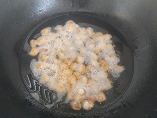 多味花生,锅中放入植物油，凉油把花生米放入锅中
