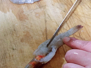 蒜蓉蒸大虾,展开虾肉取出虾线在虾肉上轻轻的划几刀