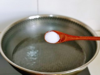 菠菜拌花生米,之后焯水，水加入盐烧开。