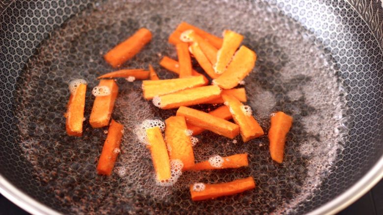 蒜苗炒猪肝,锅中倒入适量的清水烧开，加入胡萝卜条进行焯水，看见胡萝卜条变软捞出沥干水分。