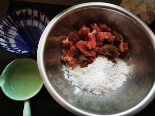 溜肉段,把肉跟淀粉放到一起，我放了点花椒面（也可以不放），倒入水，注意一点一点的倒，在倒入油，千万不要吝惜淀粉，必须得够量才行，开始用手抓匀。最关键的就是这步了，抓好后就是图6的状态。有点像酸奶的稠度，按这个稠度自己适量的加减淀粉和水。这样肉下锅炸后才会脆。