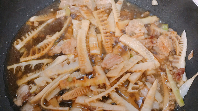 春笋炒肉,加入适量的开水盖上锅盖焖煮
