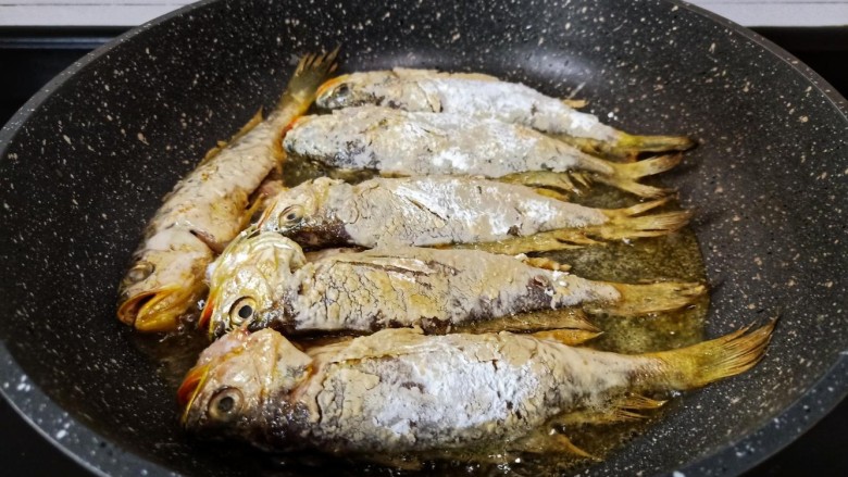酥炸小黄鱼,鱼大的话就开中小火煎，可以里外一起熟透。