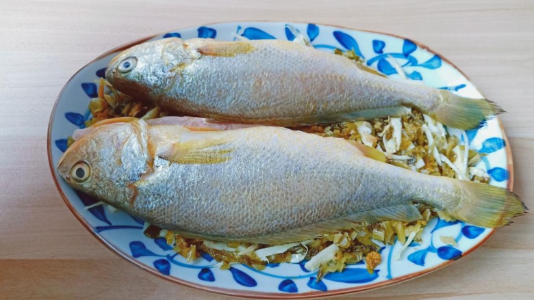 雪菜小黄鱼,放上腌制好的黄鱼。