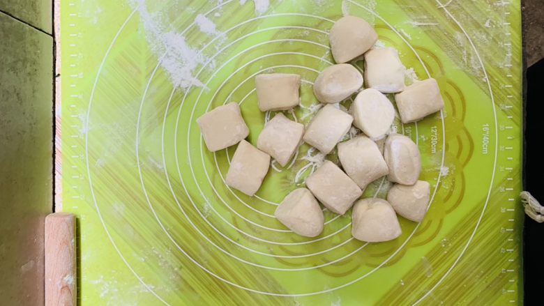 韭菜粉条油豆腐包子,分成均匀的小面剂。