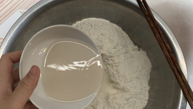 韭菜粉条油豆腐包子,酵母用温水化开倒入面粉中。