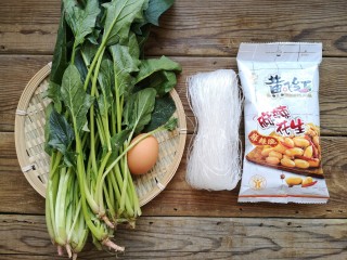 菠菜拌花生米,准备食材。