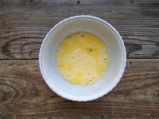 菠菜拌花生米,鸡蛋磕入碗中，打散成蛋液。