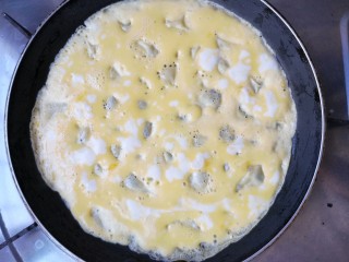 菠菜拌花生米,平底锅中刷一层薄油烧热倒入蛋液摊成薄薄一层蛋皮。
