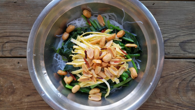 菠菜拌花生米,将菠菜粉丝蛋皮花生放在一个容器中。