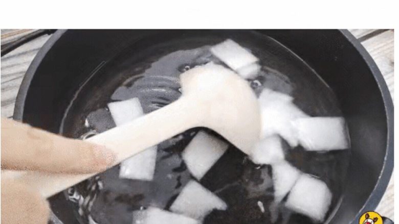 冬瓜贝柱汤,冬瓜焯水1分钟捞出。
