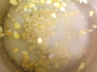 玉米肉末粥,烧开后放入米和玉米粒。