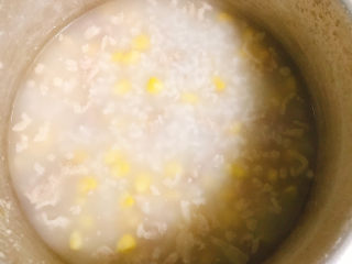 玉米肉末粥,压好的粥放盐。