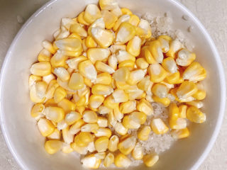 玉米肉末粥,玉米粒放入淘洗干净的米中
