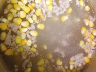 玉米肉末粥,搅拌一下，避免沾锅。