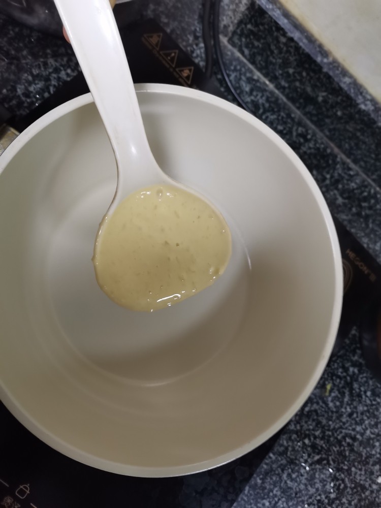 这样的松饼发朋友圈，一定可以圈粉无数,平底锅稍热后，加入一勺面糊糊，注意别太多哈，有25克左右即可，就是这样一小勺子。