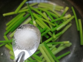 蒜苗炒香干,加入少许盐和油使蒜苗更翠绿，焯水一会捞出备用